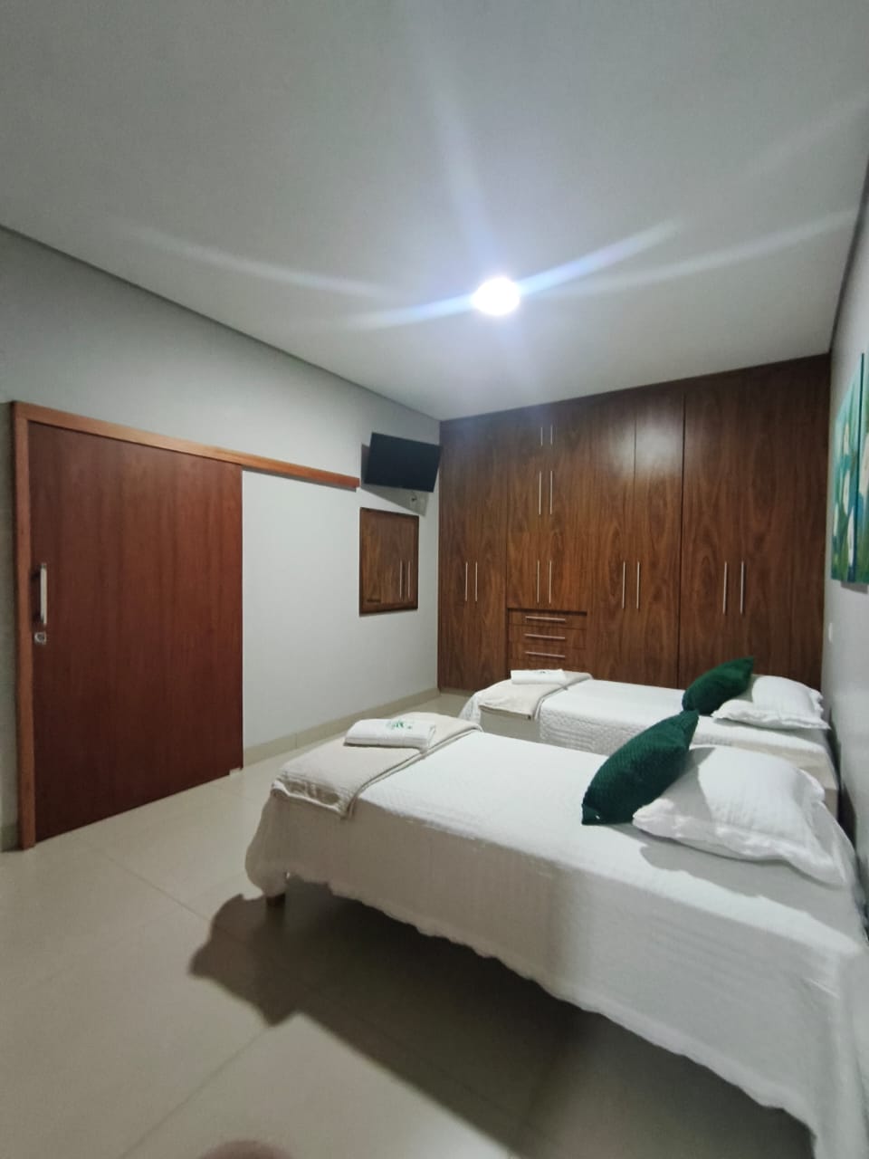 Suíte ampla e adaptada para idosos no Recanto dos Jerivás